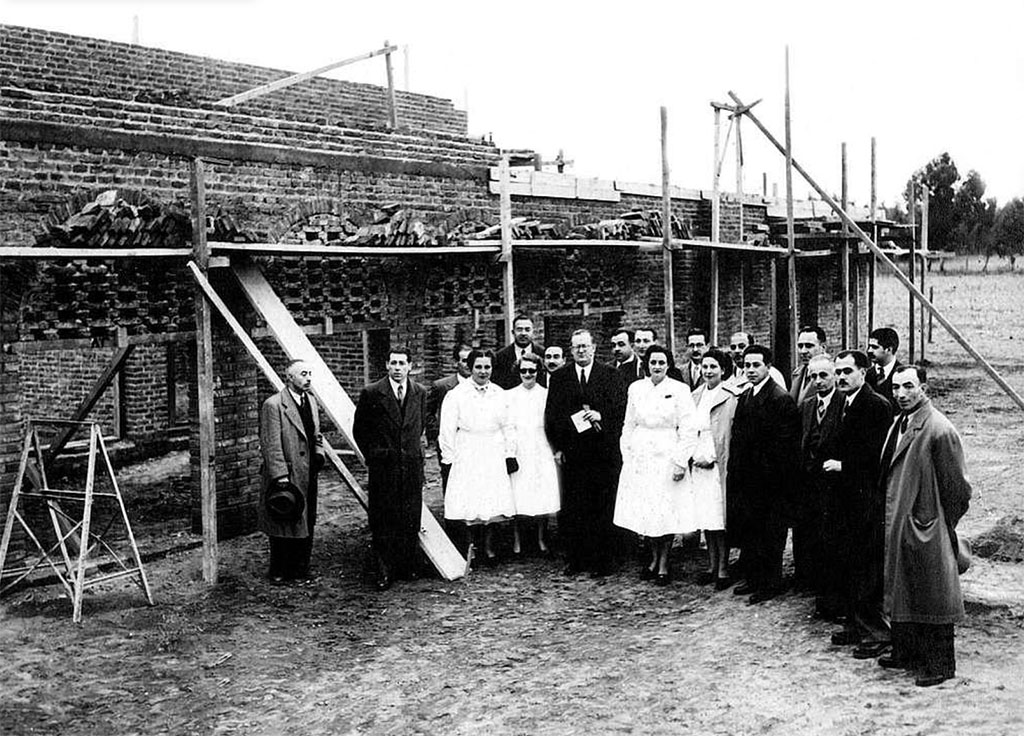 Mercante supervisando la construcción de una escuela en la Provincia de Buenos Aires.