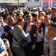 Axel Kicillof caminando con la gente en su visita a Corrientes